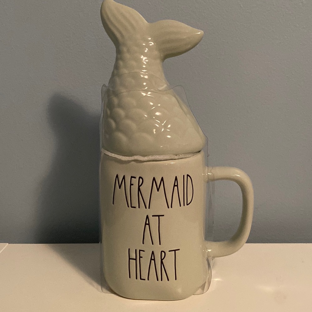 🆕 Rae Dunn “MERMAID AT HEART” Mug w/ Mermaid Tail Topper 🧜‍♀️